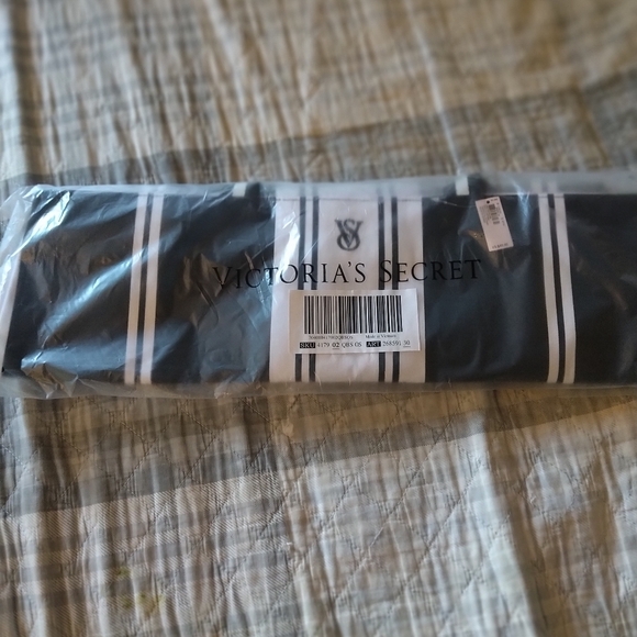 Victoria Secret Stripped Blk &Wht Tote w/Lip Gloss and Lip Oil - Picture 12 of 12